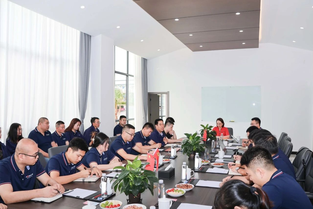 2集團董事長歐陽少紅一行蒞臨鴻新新能源視察指導，看望慰問生產(chǎn)一線員工.jpg